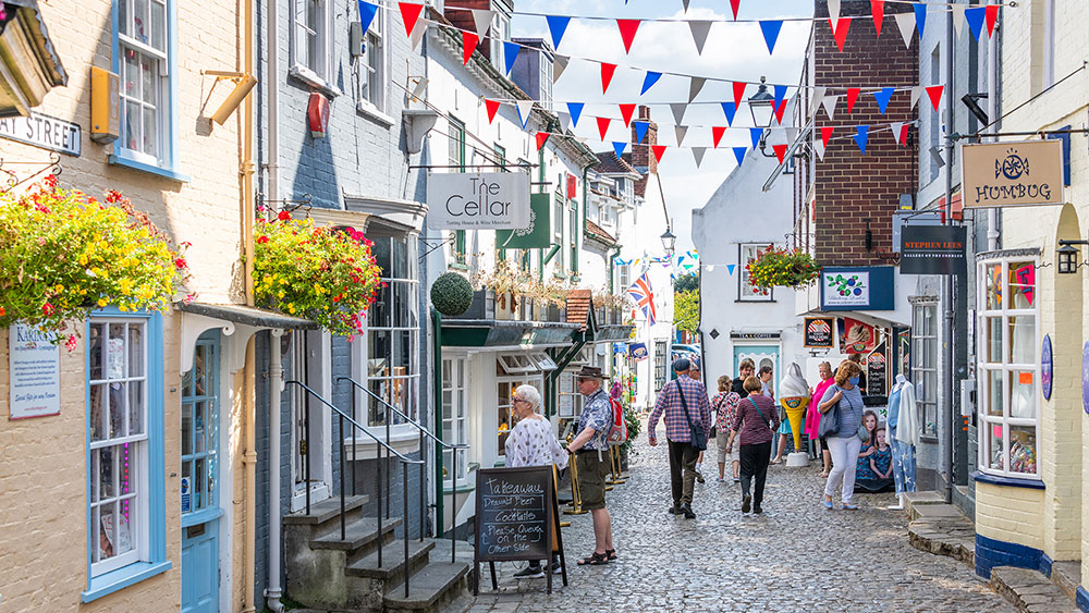 Lymington Taxis - Coastal Town Transportation